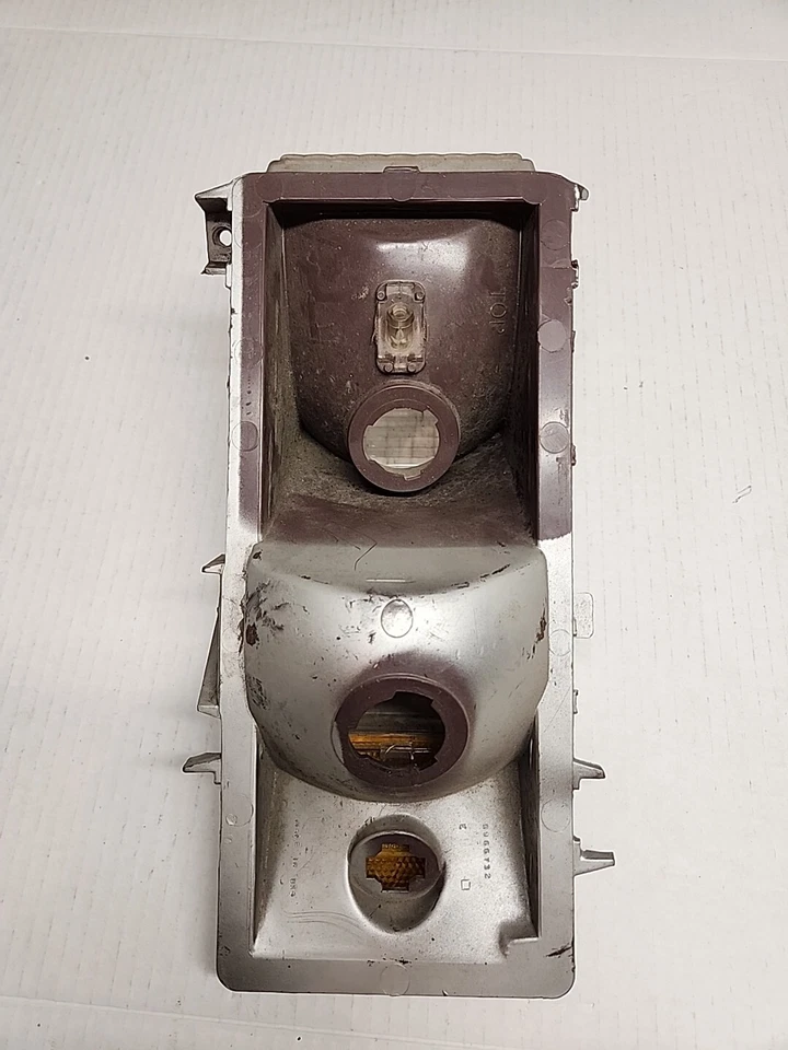 复古凯迪拉克转角转向信号镜头。 3 个破损安装标签缺少 5966732 — 第 3/4 张图片