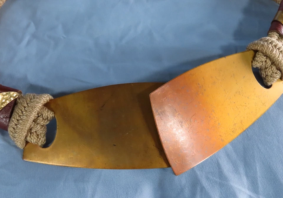 CINTO VINTAGE DÉCADA DE 1970 bege corda elástica couro latão martelado ombre fivela frontal em V P - Imagem 3 de 4