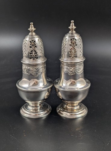 Coppia di zuccheriere a forma di vaso Giorgio II in argento sterling Charles Alchorne 1737 - Foto 7 di 23