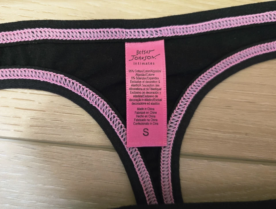 Calcinha tanga cintura baixa vintage Betsey Johnson algodão dourado gráficos escavadeira nova com etiquetas P - Imagem 3 de 3