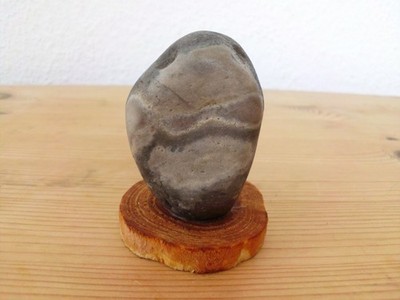 Natur Stein Deko Objekt auf Holz Handarbeit Unikat Meditation Briefbeschwerer