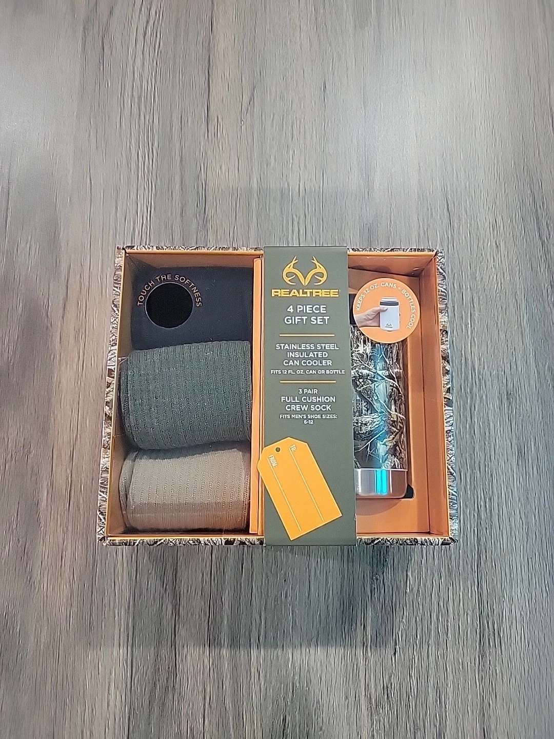 Realtree 4 Piece Gift Set.Stainless Steel Insulated Can Cooler/3 Pairs Crew Sock