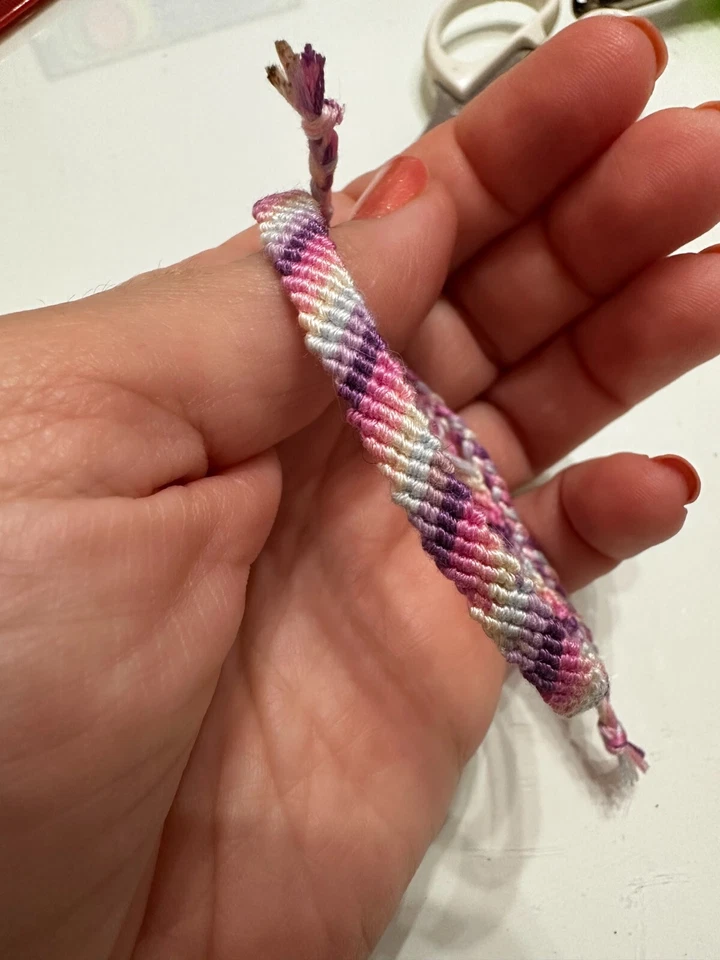 Bracciali dell'amicizia realizzati a mano tecnica macramè - Immagine 2 di 4