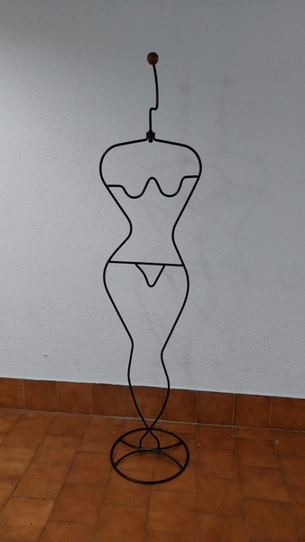Maniquí de alambre para perchero de ropa de Ikea, estilo posmoderno