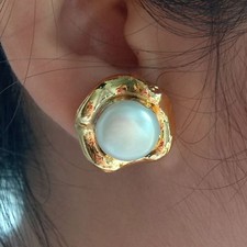 Aretes enchapados en oro de 24 K con flor de perlas blancas