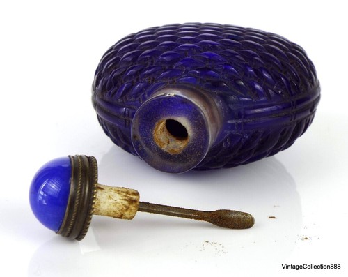 Antique Chinese Snuff Bottle of Blue glass carved with basket weave pattern - Picture 4 of 6