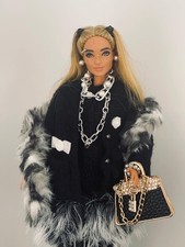 Barbie Puppe mit handgefertigtem Kleiderständer