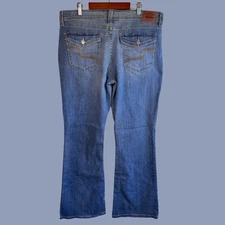 Vintage Y2K Levi’s Signature Gold True Boot Jeans