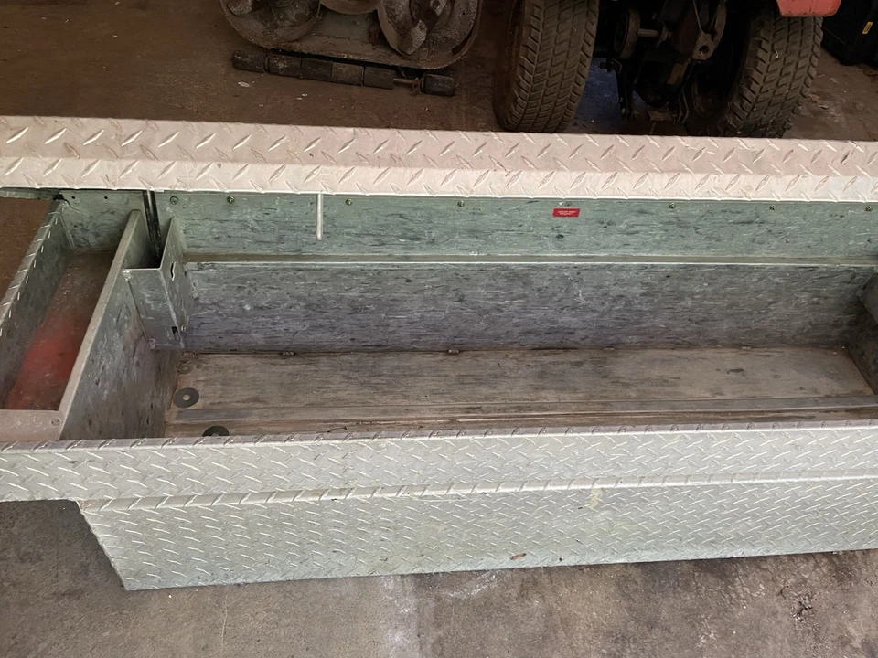 Caja de sillín Weather Guard R-127 para camioneta pickup. 72” de largo, 20” de ancho, 18” de profundidad Foto 2 de 4