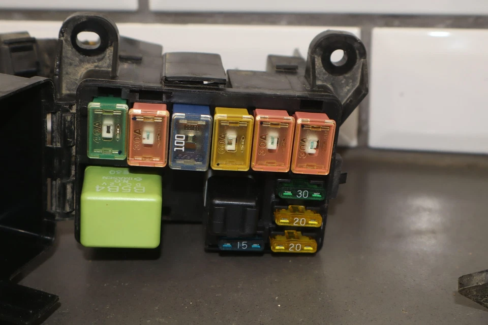 Caja de conexiones relé de fusibles de motor Mazda Miata 2001-2002 con arnés Foto 4 de 4