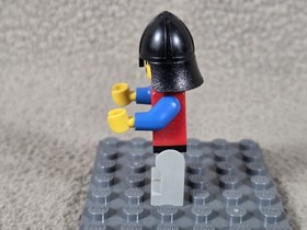 Lego 6076 Dark Dragon&rsquo;s Den Minifigure, Plume Helmets and Shields