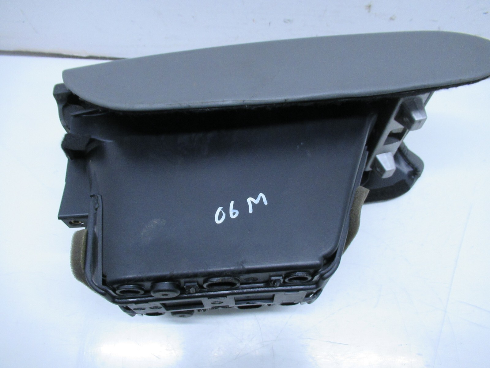 04-08 MASERATI QUATTROPORTE CENTER CONSOLE ARMREST ARM REST OEM