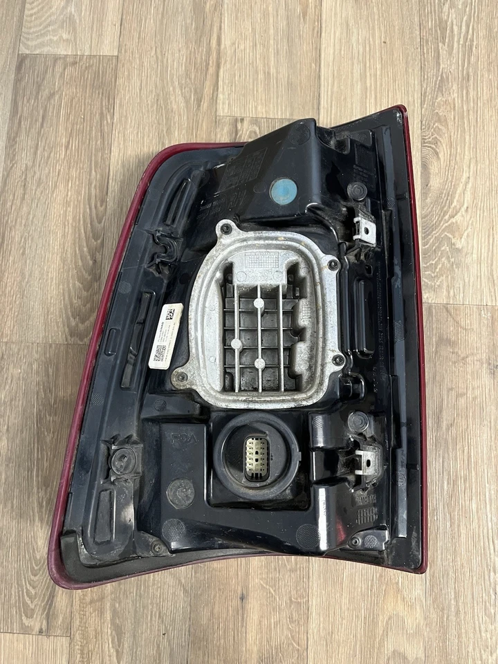 Dodge Ram 2500 3500 2019-2024 luz trasera OEM lado derecho LED con punto ciego lente roja Foto 2 de 2