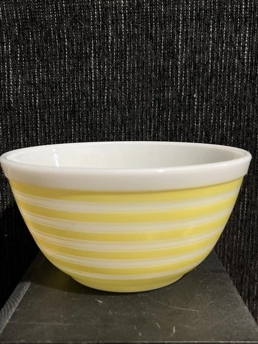 Pyrex Yellow Stripe Mixing Bowl 402 Made In USA 1 1/2 Qt. Excellent Condition