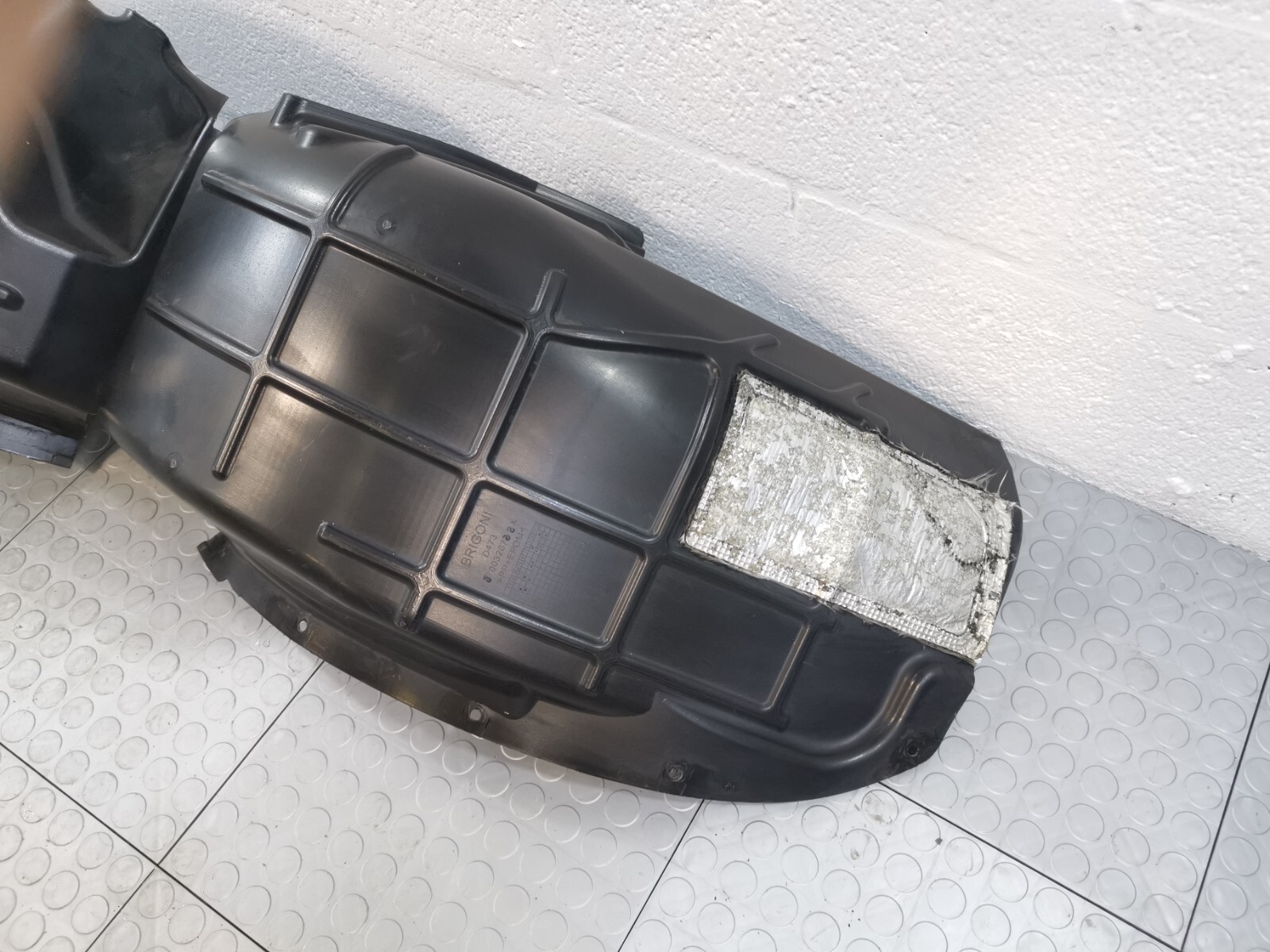 2017 - 2020 Maserati Levante REAR LEFT DRIVER SIDE FENDER ARCH SPLASH GUARD