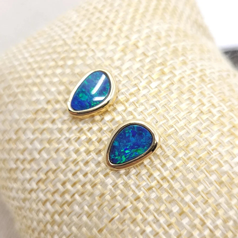 Pendientes de ópalo doblete australiano de 10,6 x 7,5 mm de forma libre de oro macizo de 14 k Foto 2 de 4