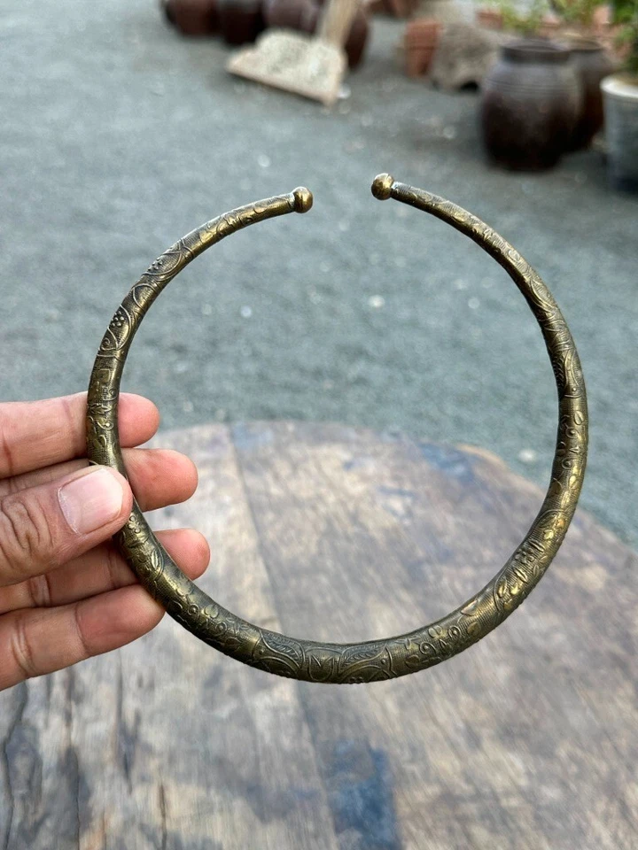 Gargantilha de colar Hasli antiga de bronze esculpida à mão design floral vintage - Imagem 3 de 4