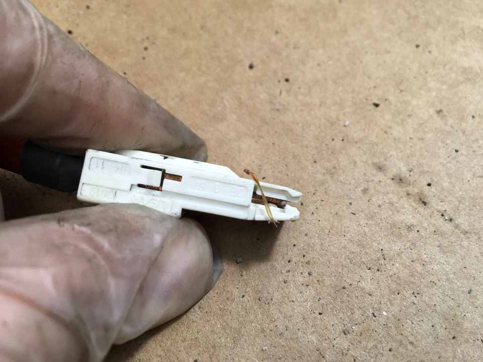 Mini Cooper R56 2012 abrazadera de batería cable fusible positivo 9139224 OEM. Foto 2 de 4