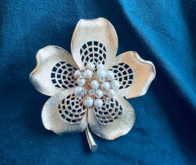 VENDOME パールとクリスタルのブローチ