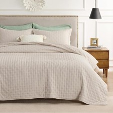 Bedsure Quilts Queen Size Soft Ultrasonic Lightweight Comforter Set "Clover" Tan