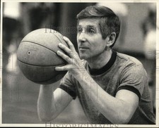 1985 Press Photo Gary Hussak attempts half court basketball shot at downtown 