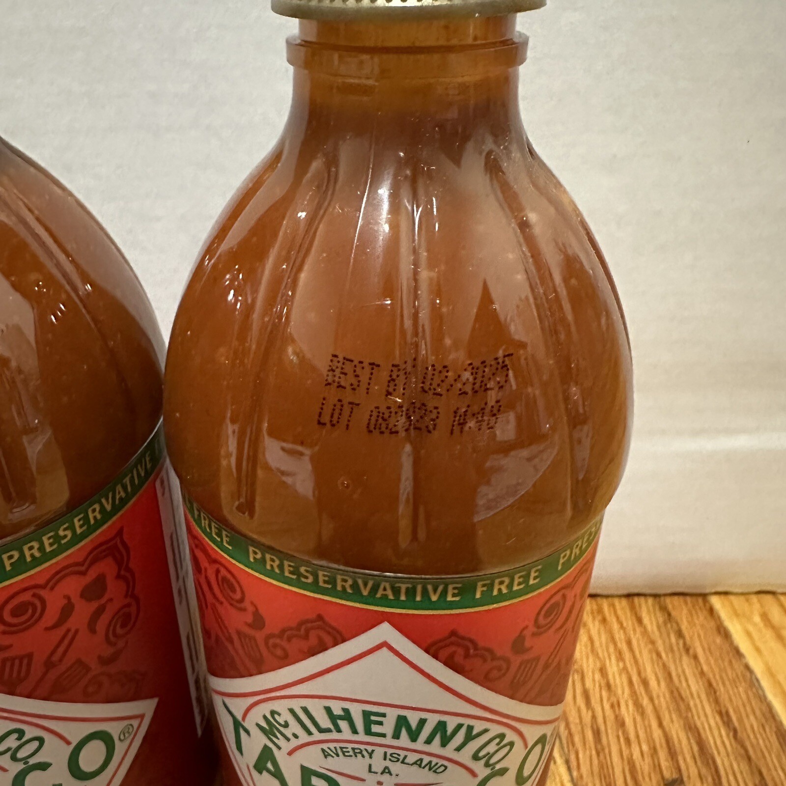 NEW 2 Bottles - Tabasco Brand Sriracha Sauce McIlhenny Co Spicy 20 Oz x 2 (40oz)