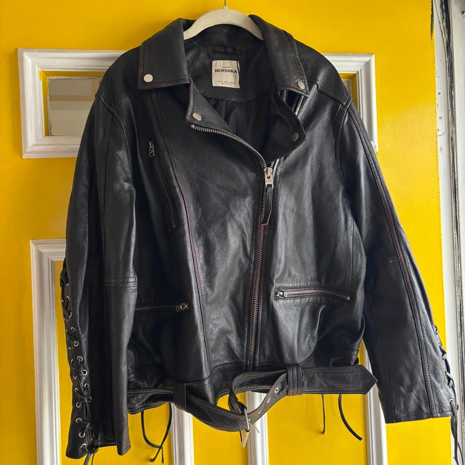 Chaqueta de Moto Bershka de Cuero Genuino para Mujer Negra Motociclista con Cinturón Accesorios con Cordones Foto 3 de 4
