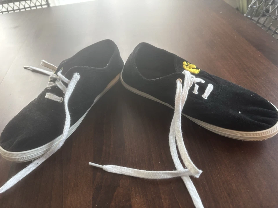 Iowa Hawkeyes women’s canvas shoes, size 8.5 - Image 2 of 4