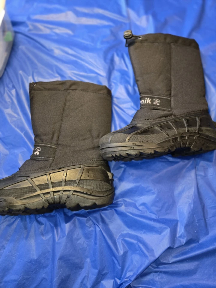 Bota de Nieve Kamik Niños Talla 5 Unisex Negra. excelente estado Foto 4 de 4