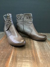 Taos Verge taupe Studded Leather Wedge Ankle Boots Sz 8.5