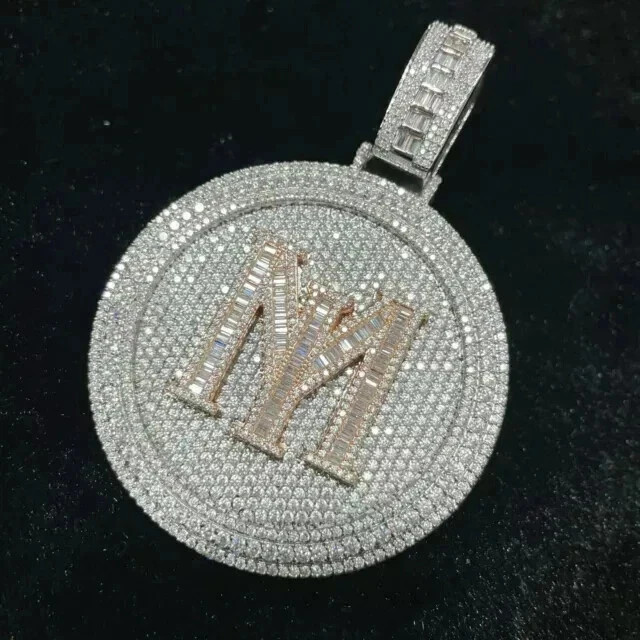 Colgante circular con letras personalizadas de moissanita de corte redondo de 3,5 quilates chapado en oro de dos tonos de 14 K