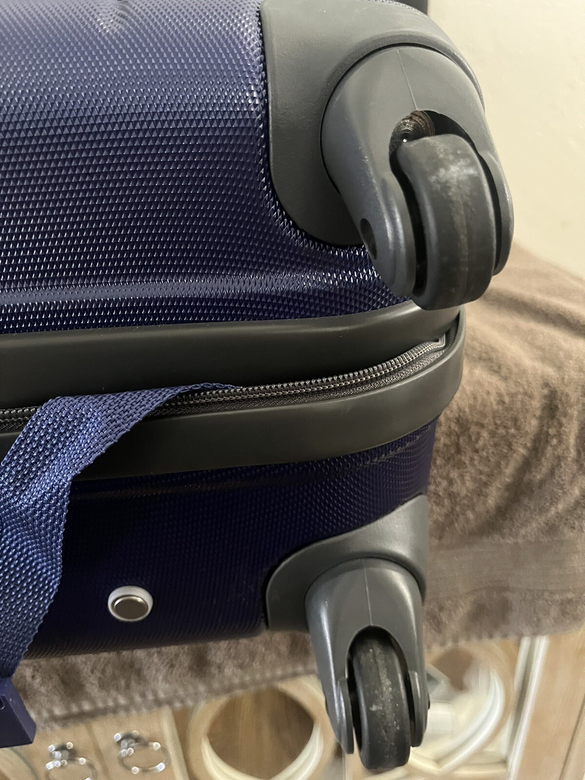 DELSEY Check-In Hardside Lightweight Luggage Rolling Suitcase Hard Shell