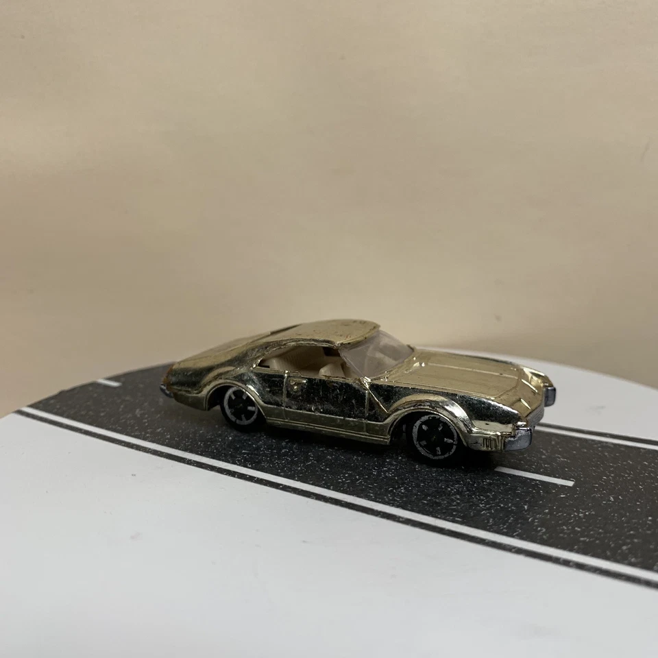 Caja de cigarros Aurora #6108 Oldsmobile Olds Toronado cupé dorado cromo escala 1:64 de colección Foto 2 de 4