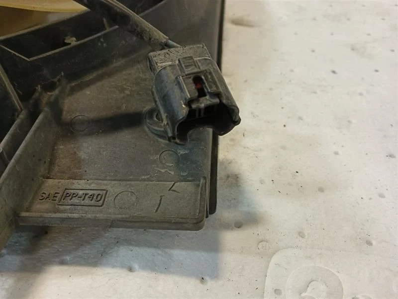 Radiator Fan Motor Assembly from 2002 Subaru Legacy 11238388 - Image 3 of 4