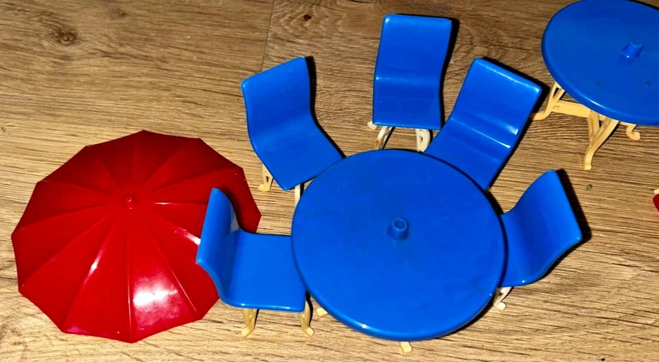 Vintage 1951 Plasco Puppenhaus Terrasse Set ~ Schirmtisch ~ 5 Stühle ~ Lounge ~ Brunnen - Bild 2 von 4