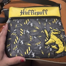 Bolso Bandolera Loungefly Harry Potter Hufflepuff Cuero Sintético Negro y Amarillo NUEVO