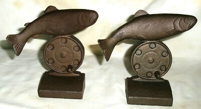 VINTAGE CAST IRON TROUT UNLIMITED SPORT FLY FISHING REEL MAN CAVE ART BOOKENDS