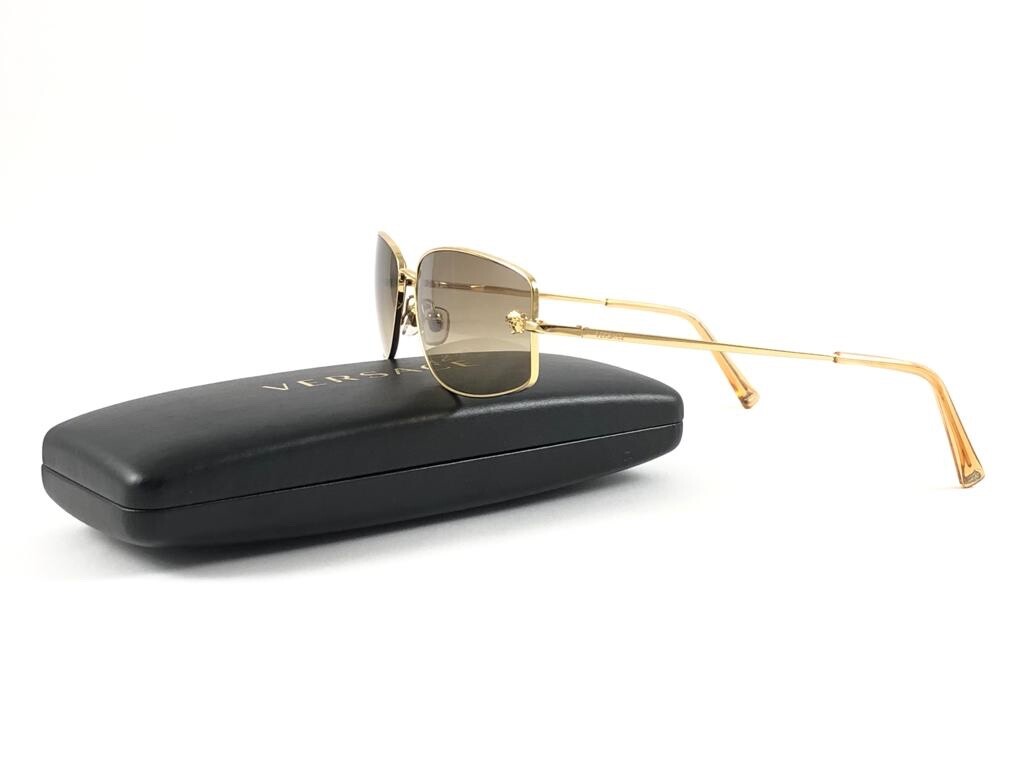 VINTAGE VERSACE MOD N33 RECTANGULAR GOLD FRAME SUNGLASSES  display picture 1
