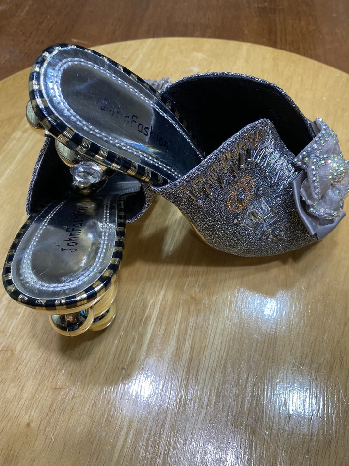 John Fashion Grey/Silver Studded Slip-On with Grey Bow & Rhinestones SIZE 10 - Image 4 of 4