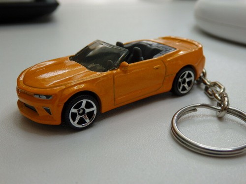 Matchbox 2016 Chevrolet Camaro Convertible with a Keychain Keyring - Picture 2 of 2