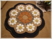 Penny Rug/Candle Mat PATTERN DeLiGhTfuL DaiSiEs