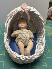 Bambola Jeannie Di Mauro numerata 5” bisque in letto cestino