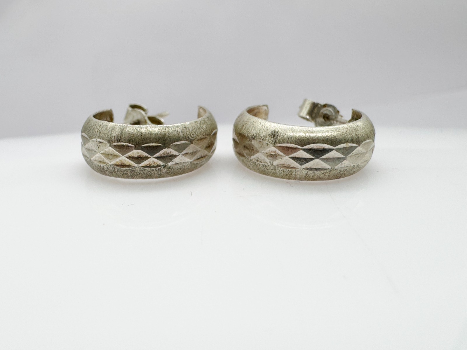 VINTAGE SOLID SILVER ETCHED PATTERN HALF HOOP LOO… - image 1