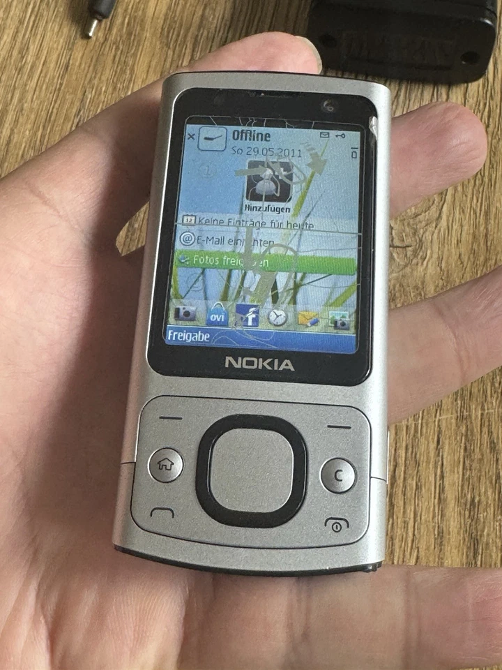 Nokia  6700 slide - Silber - Bild 2 von 4