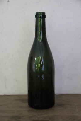 Bouteille ancienne en verre soufflé et très épais. - Photo 1/4