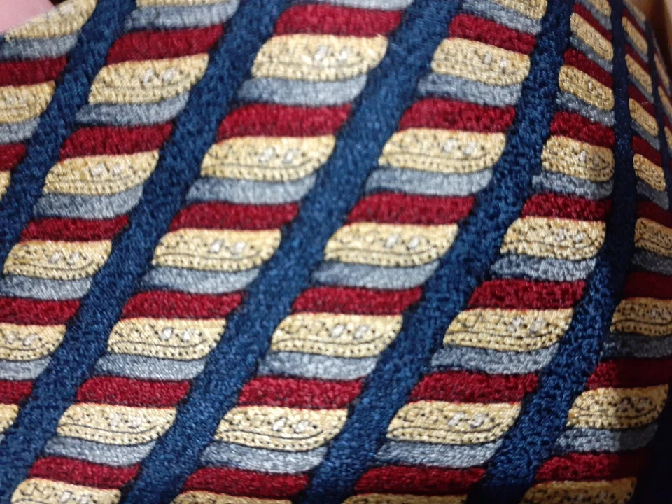 ¡BONITO! Corbata de colección Bench Mark geométrica/cuerda 100 % seda para hombre rojo azul dorado. Foto 2 de 4