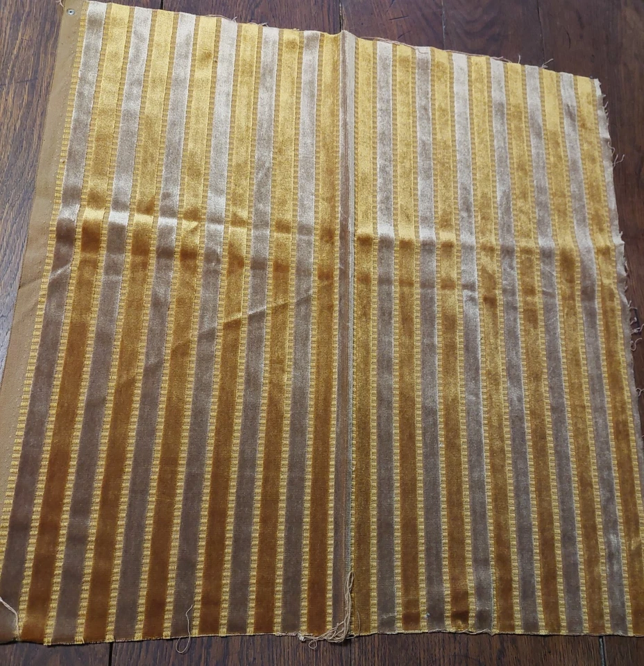 Coupon de tissu ancien velours de Gênes 62 X 65 cm - Photo 2/4