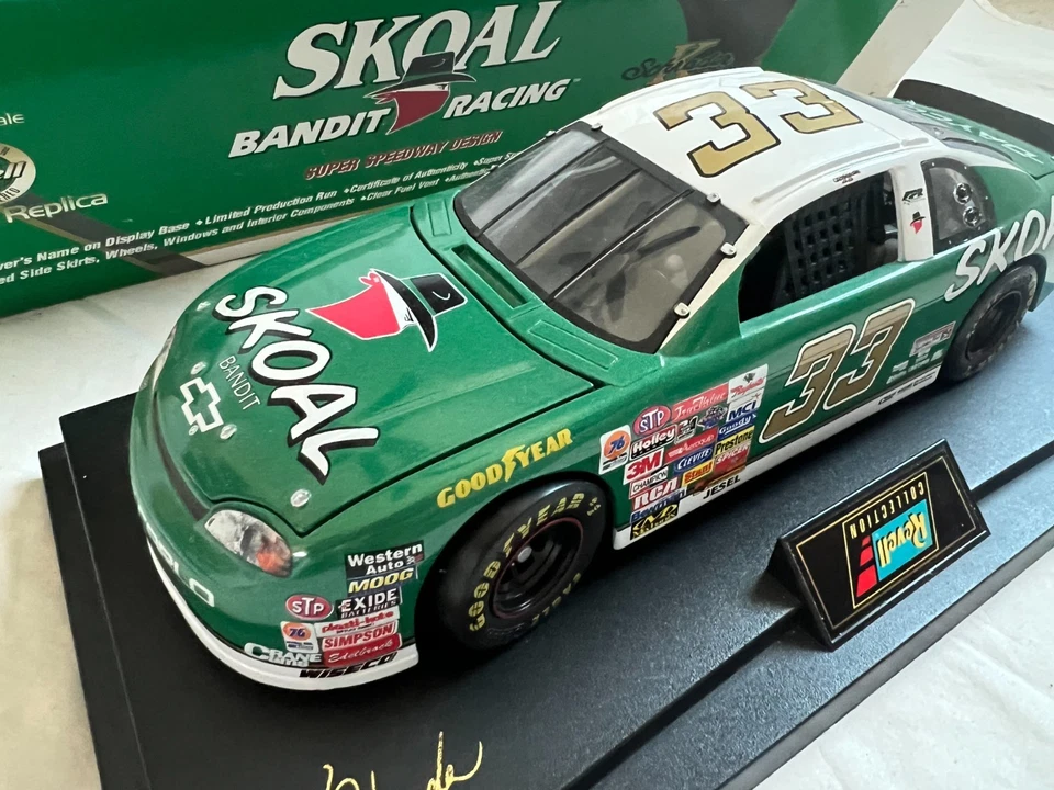 Error RARO - Ken Schrader #33 Skoal Bandit 1:18 Revell Monte Carlo con revés Foto 3 de 4