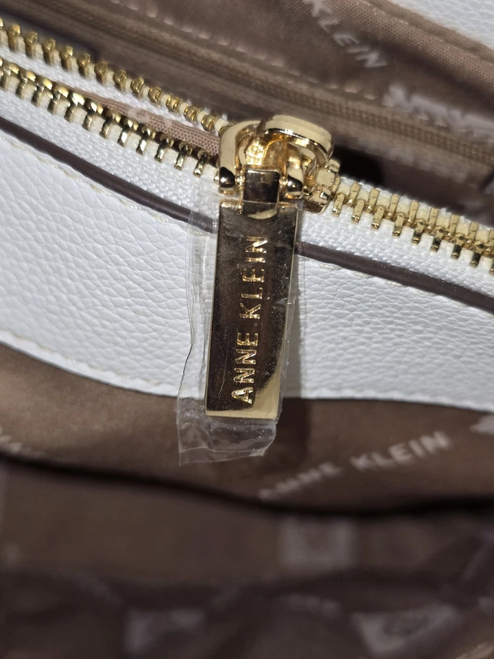 Bolso de mano Anne Klein firma logotipo estampado con ribete blanco Foto 4 de 4