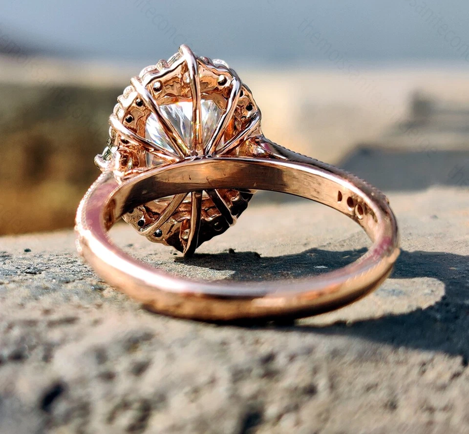 Anillo de compromiso vintage con halo de moissanita de corte radiante de 2,49 quilates enchapado en oro rosa de 14 k Foto 3 de 4